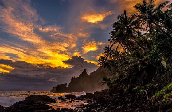 Svítání nad zátokou Bounty na ostrov Pitcairn