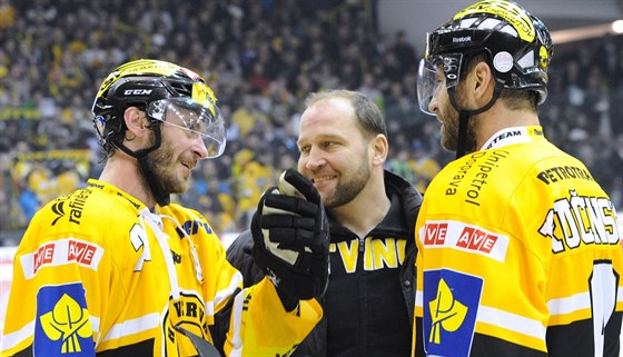 Litvnovt hokejist Viktor Hbl, Ji lgr a Martin Ruinsk (zleva) slav...
