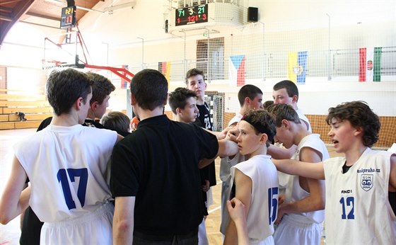 USK JE TÝM! Mladí basketbalisté pod vedením trenéra Jana Prágra na turnaji evropské soute EYBL.