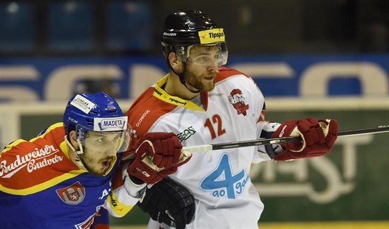 Olomoucký hokejista Jan Knotek (vpravo) v souboji s Michalem vihálkem z...