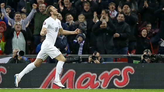 Anglický fotbalista Harry Kane se raduje ze svého gólu proti Litv.