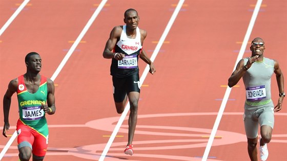 Kanadský sprinter Daundre Barnaby (uprosted) bhem rozbhu na OH v Londýn.