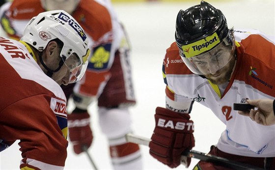 Jaroslav Bedná (vlevo) ze Slavie a Jan Knotek z Olomouce na buly.