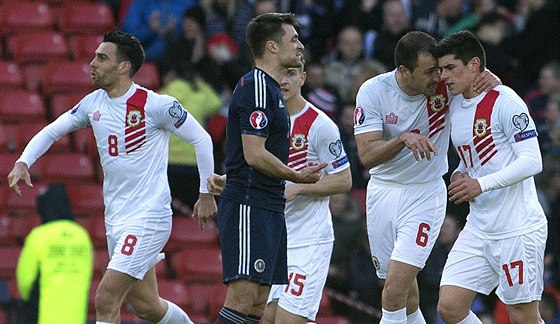 Fotbalisté Gibraltaru slaví gól proti Skotsku.