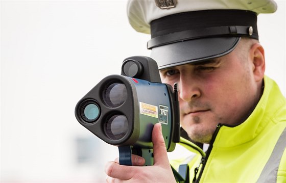 Policista s novým laserovým radarem, který získalo hradecké dopravní oddlení.