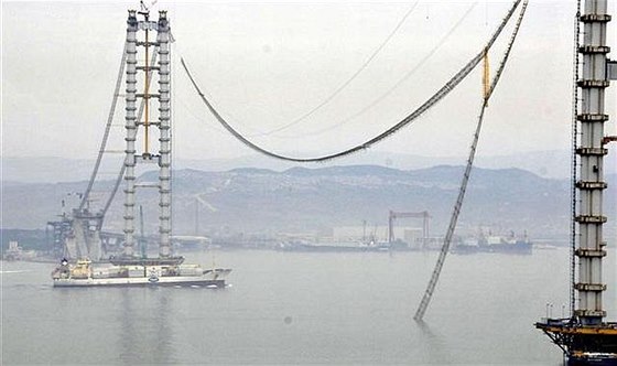 Utrené lano visutého mostu, který se staví pes Marmarské moe v Turecku.