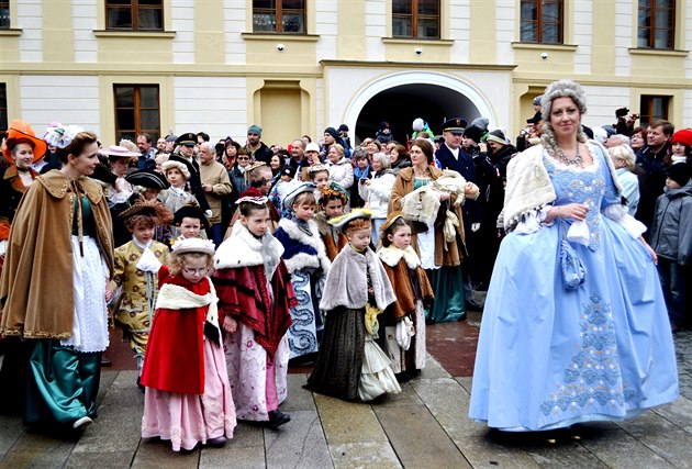 Slavnostní otevení nové návtvnické sezóny na Praském hrad, za pítomnosti historických postav, pedstavovaných figuranty v historických kostýmech zapjených z Barrandovských ateliér, probhlo v sobotu za hojné úasti pihlíejících turist a Praan