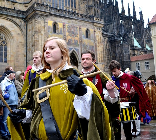 Slavnostní otevení nové návtvnické sezóny na Praském hrad, za pítomnosti historických postav, pedstavovaných figuranty v historických kostýmech zapjených z Barrandovských ateliér, probhlo v sobotu za hojné úasti pihlíejících turist a Praan