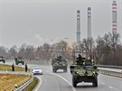 Vojsko projídí kolem elektrárny v Opatovicích nad Labem. (29. bezna 2015)