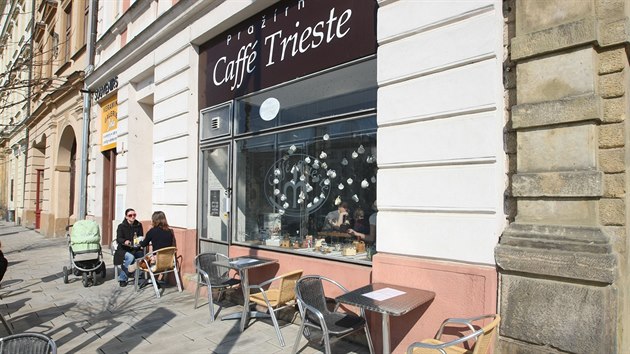 Zahrádka kavárny Trieste na Dolním náměstí v Olomouci (březen 2015) Zahrádka kavárny Trieste na Dolním náměstí v Olomouci (březen 2015)