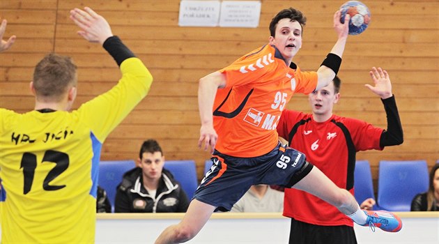 Plzeňský Eduard Wildt střílí na branku Jičína. Plzeňský Eduard Wildt střílí na branku Jičína.