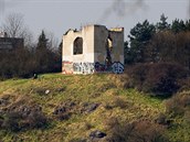 Zřícenina Baba stojí na okraji ostrohu nad Babskými skalami na levém břehu... Zřícenina Baba stojí na okraji ostrohu nad Babskými skalami na levém břehu...