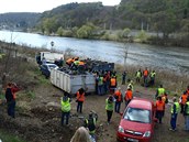 Geocachei uklízeli i místa kolem Vltavy v severní ásti Prahy.