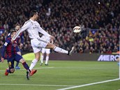 Cristiano Ronaldo z Realu Madrid stl na branku Barcelony.