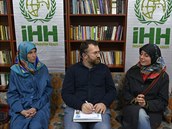 Antonie Chrsteck a Hana Humplov na snmku s pedstavitelem organizace IHH ...