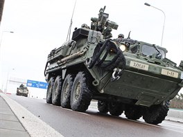 Konvoj obrnných vozidel americké armády projídí po nadjezdu pi cest do...