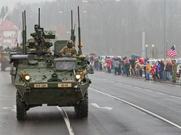 Na vojáky ekaly tisíce lidí podél silnic. (29. bezna 2015)