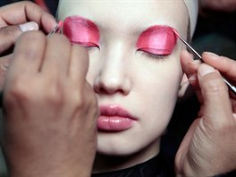 Make-up pro pehlídku Jeremyho Scotta vytvoil vizáista Kabuki. Inspiroval se...