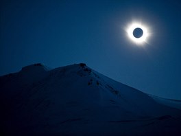 Celkové zatmní Slunce nad Longyearbyenem v Norsku. (20. bezna 2015)