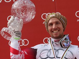 Rakouský lya Marcel Hirscher s velkým kiálovým glóbem za celkový triumf ve...