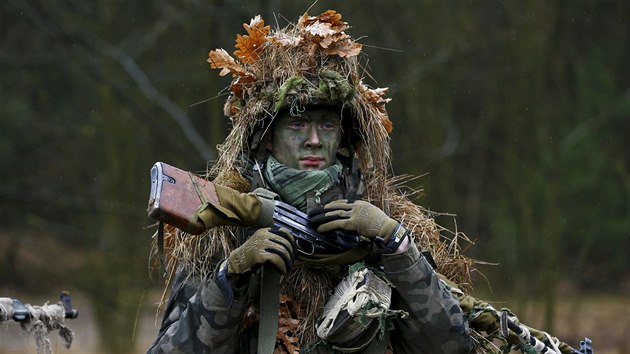 Cviení polské paramilitární jednotky Strzelec. (24. bezna 2015)