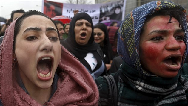Protest v Kbulu kvli surovmu ubit studentky. (25. bezna 2015)