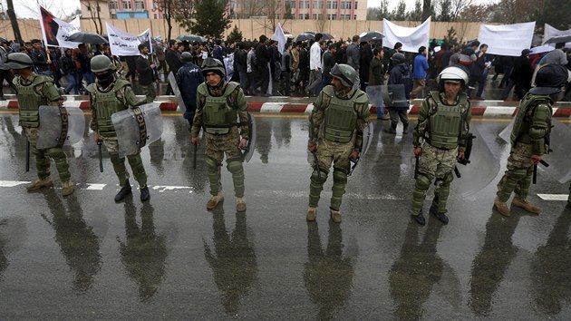 Policie kontroluje prbh demonstrace v Kbulu. (25. bezna 2015)