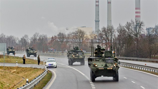 Vojsko projd kolem elektrrny v Opatovicch nad Labem. (29. bezna 2015)