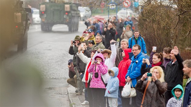 Na vojky ekaly tisce lid podl silnic. (29. bezna 2015)