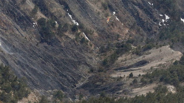 Jeden z prvnch snmk z msta, kde havaroval airbus Germanwings.  (24. bezna 2015)