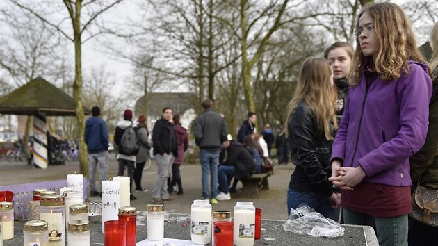 Zpadonmeck msto Haltern am See truchl za 16 mstnch student, kte byli na palub havarovanho airbusu (24. bezna 2015)