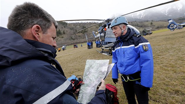 Francouzt zchrani ptraj po troskch zcenho airbusu (24. bezna 2015)