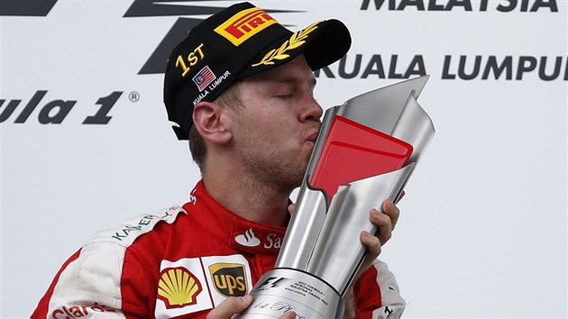 VYTOUENÁ VÝHRA. Sebastian Vettel líbá trofej pro vítze závodu v Malajsii.