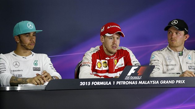 Lewis Hamilton, Sebastian Vettel a Nico Rosberg (zleva) po Velk cen Malajsie.