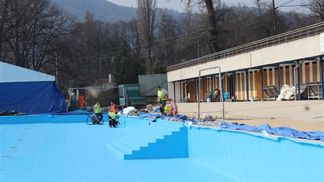 Hlavnm bodem rekonstrukce byla generln oprava edest metr dlouhho a dvacet metr irokho baznu, kter je umstn a na konci arelu. Takzvan relaxan bazn m nov stny a uvnit modern flii. (26. 3. 2015)