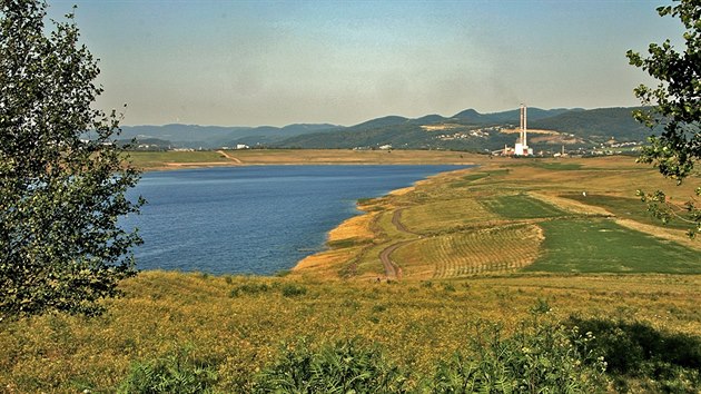 Po rekutivaci je na mst lomu Chabaovice jezero Milada.