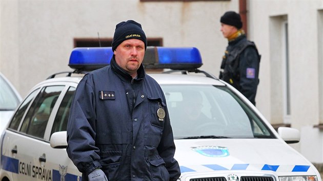 Policist a celnci kontroluj v Novm Kostele na Chebsku naftu. Maj podezen, e ji majitel firmy dov z Nmecka naerno.