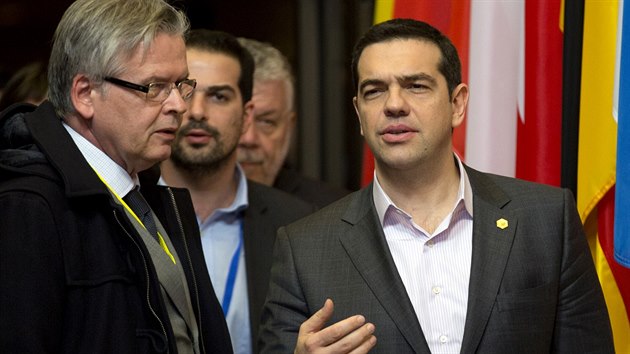 eck premir Alexis Tsipras hovo se leny delegac summitu Evropsk rady (20. bezna 2015).