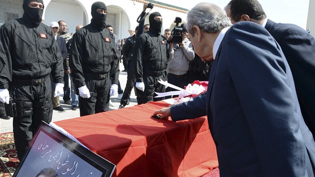 Poheb tuniskho policisty, kter zemel pi toku v muzeu Bardo (19. bezna 2015).