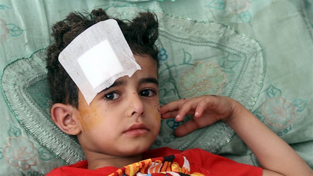Chlapec zrann pi ptenm sebevraednm toku v Sanaa (21. bezna 2015).