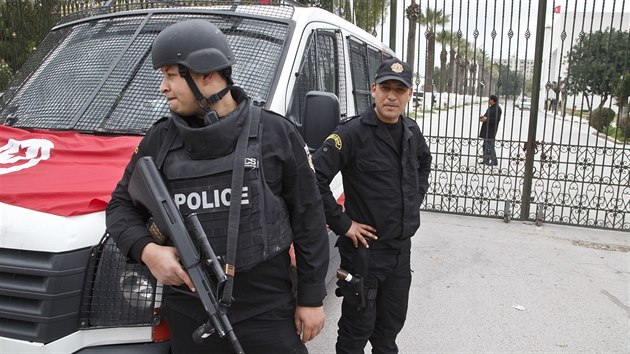 Tunit policist ped muzeem Bardo (21. bezna 2015).