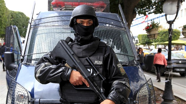 Tunisk policie ste ulice hlavnho msta (21. bezna 2015).