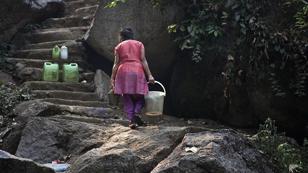 Spodn voda ze studen je v Indii hlavnm zdrojem pitn vody, v obdob bez de se j tak zavlauj pole. V mnoha oblastech zan dochzet (Duben 2015)