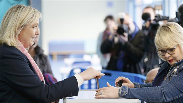 Marine Le Penov (vlevo) odvolila (22. bezna 2015).