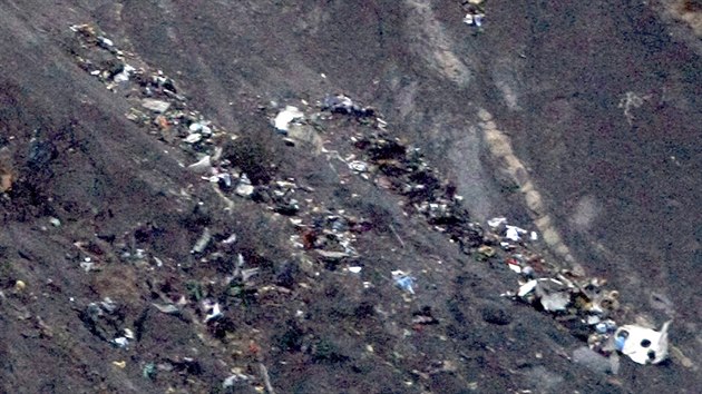 Snmek z televiznho zbru, kter zobrazuje trosky letounu Germanwings (24. bezna 2015).