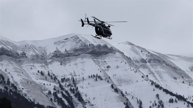 Helikoptra let nad francouzskmi Alpami do mst, kde spadl airbus Germanwings (25. bezna 2015).