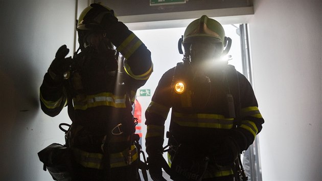 Nkolik hasiskch jednotek nacviovalo v obchodnm centru ern Most evakuaci zrannch lid z kinoslu (24.3.2015)