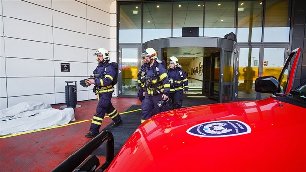 Nkolik hasiskch jednotek nacviovalo v obchodnm centru ern Most evakuaci zrannch lid z kinoslu (24.3.2015)