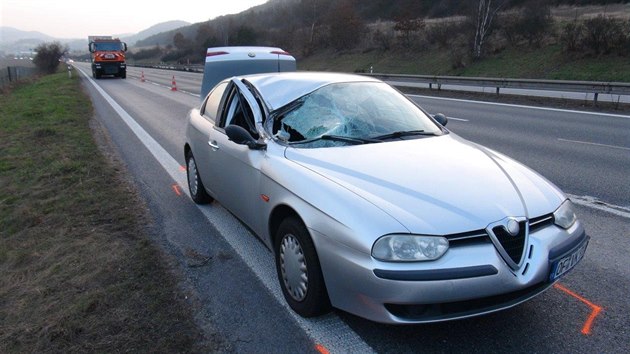 Mercedesu se za jzdy uvolnilo lev zadn kolo, trefilo eln sklo auta jedoucho v protismru (24.3.2015)