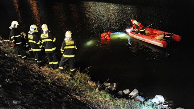 idi na ostrov tvanice zaparkoval auto, to se mu znenadn rozjelo do Vltavy. Vytahovali ho hasii (25.3.2015)